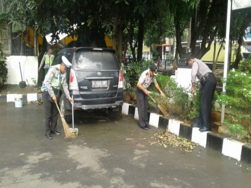 IMG-melaksanakan-korve-setelah-apel-pagi-dipimpin-oleh-kapolsek-benda-berserta-anggota