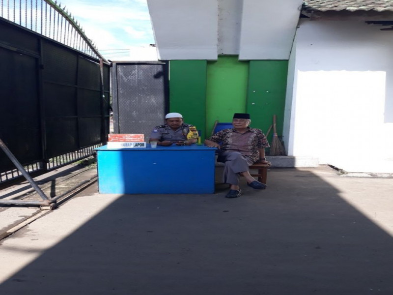 IMG-program-polsantren-bhabinkamtibmas-aiptu-suharno-laksanakan-sambang-dialogis-pondok-pesantren-assidiqiyah-2-batu-ceper