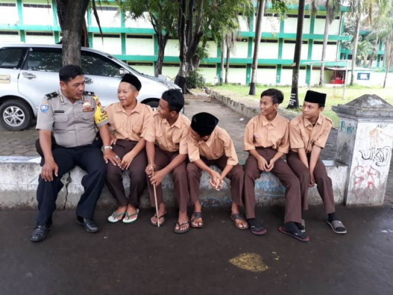 IMG-kegiatan-polisi-keliling-sekolah-bhabinkamtibmas-aiptu-suharno-sambang-dialogis-smp-man-baul-ulum