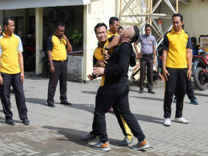 IMG-datangkan-pelatih-adakan-latihan-bela-diri-mua-thai-untuk-meningkatkan-keterampilan-personil-polsek-teluknaga