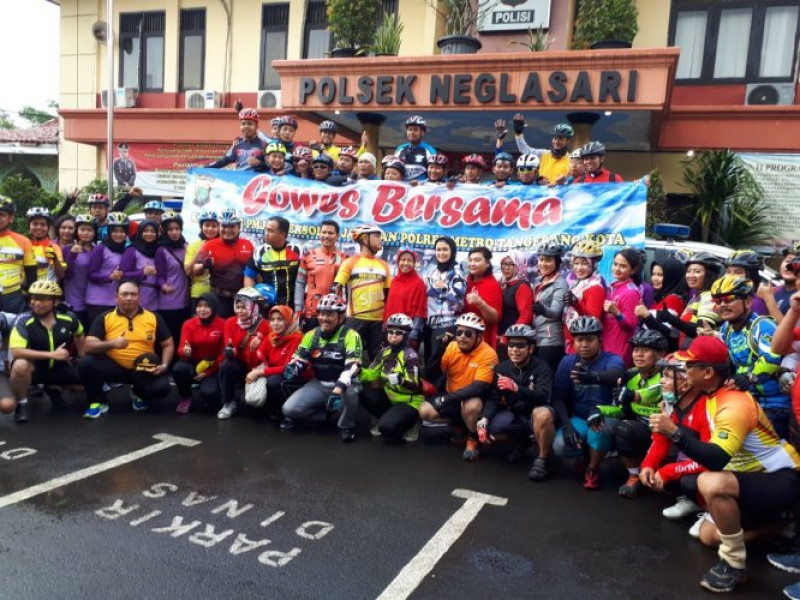 IMG-kapolsek-neglasari-dampingi-kapolrestro-tangerang-kota-dan-karo-sdm-pmj-gowes-bersama