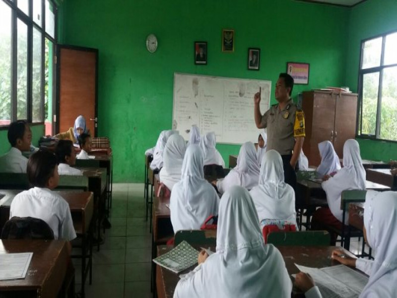 IMG-bhabinkamtibmas-ds-babakan-asem-kunjungi-sdn-kedung-jaya