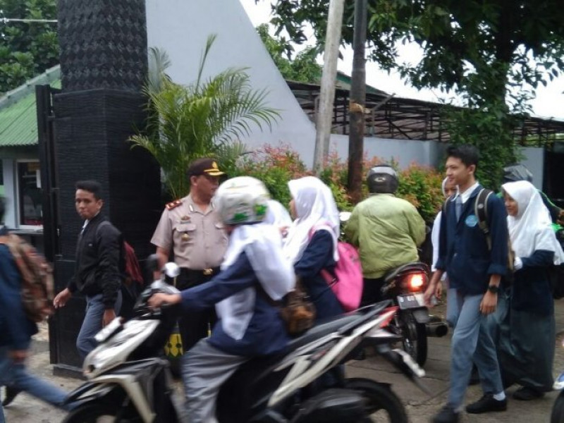 IMG-senyum-dan-sapa-kapolsek-neglasari-kepada-para-pelajar-jalin-kedekatan-emosional-dengan-masyarakat-sekolah