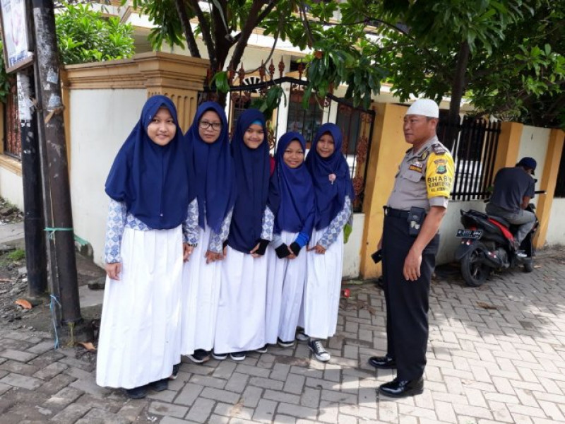 IMG-pelajar-smk-yia-kelurahan-kebon-besar-di-sapa-salam-oleh-bhabinkamtibmas-aiptu-spurwadi