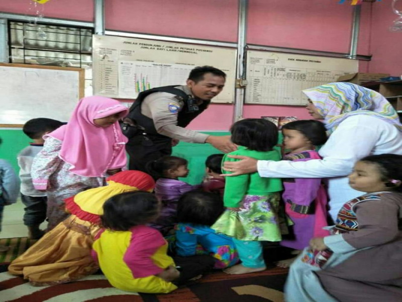 IMG-binmas-aiptu-exwanto-berikan-senyuman-pagi-dan-laksanakan-kegiatan-sambang-ke-sekolah-paud-kemuning-5