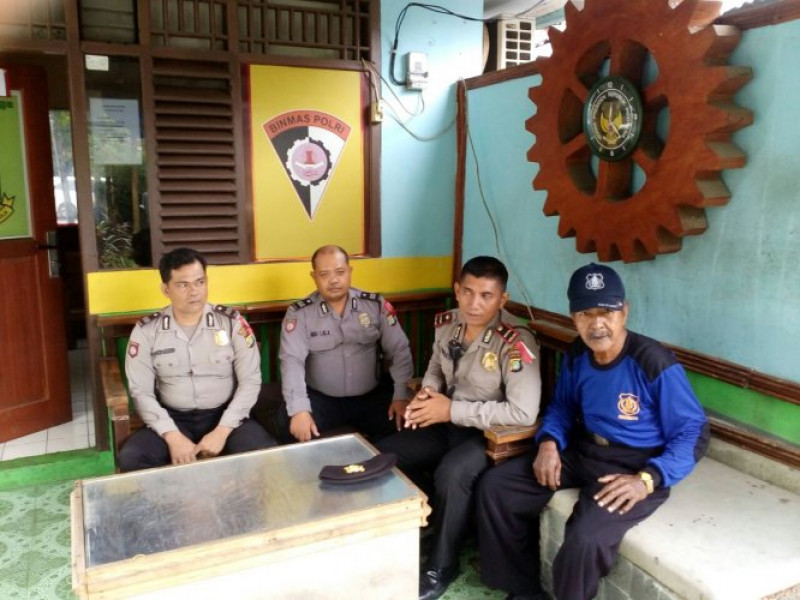 IMG-kanit-shabara-ipda-nur-hidayat-perintahkan-anggotanya-untuk-berpatroli-dan-laksanakan-cegah-guantibmas-di-wilayah-batu-ceper
