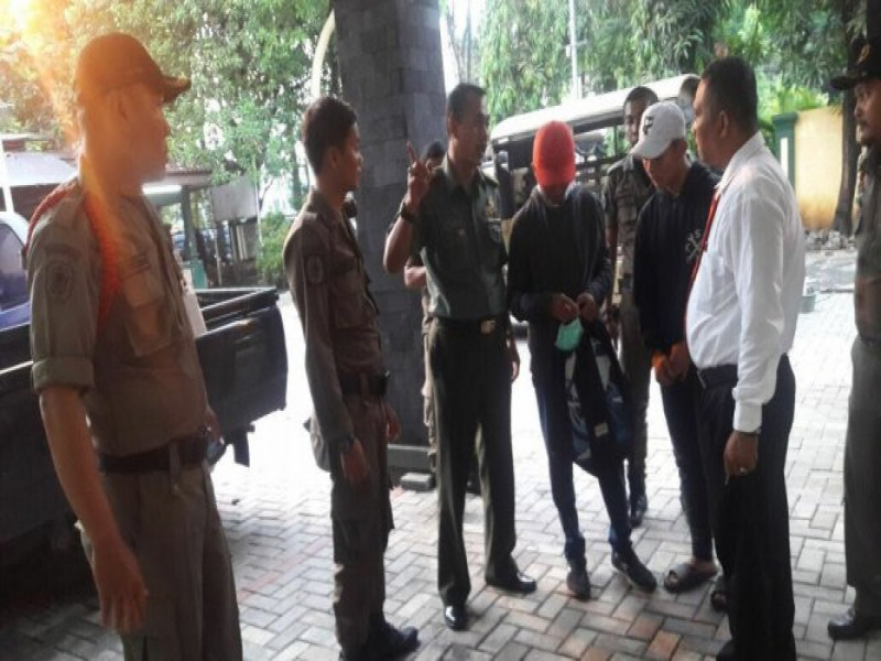 IMG-petugas-satpol-pp-amankan-pelajar-bawa-senjata-tajam