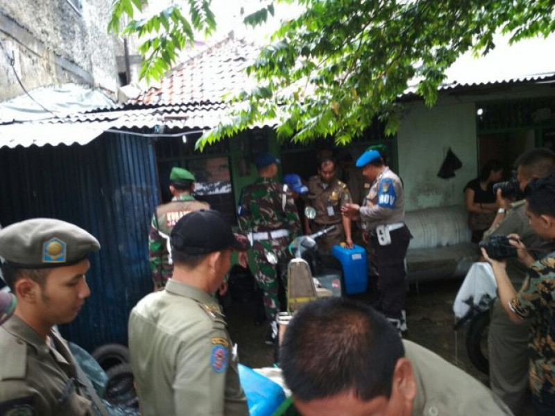 IMG-satpol-pp-kota-tangerang-grebek-rumah-penyimpanan-miras