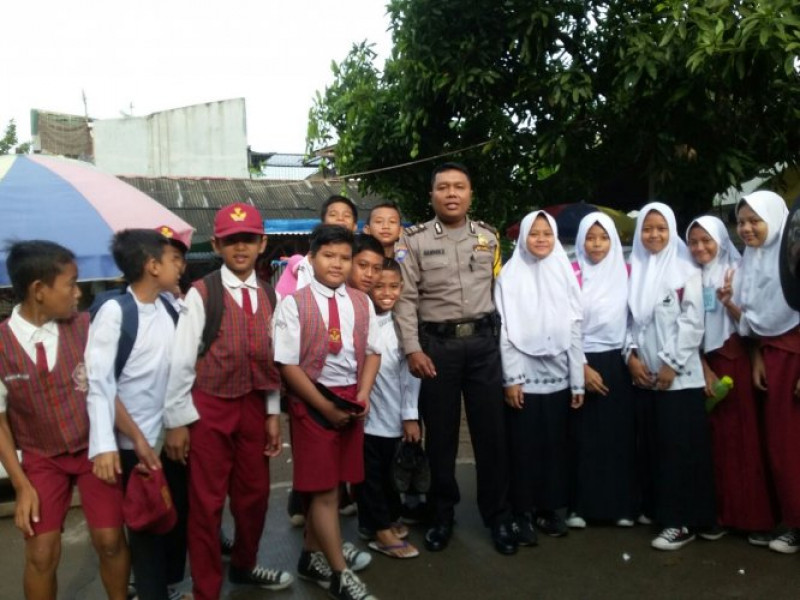 IMG-aiptu-khandoko-telah-datangi-dan-kunjungi-murid-sekolah-sdn-kebon-besar-1