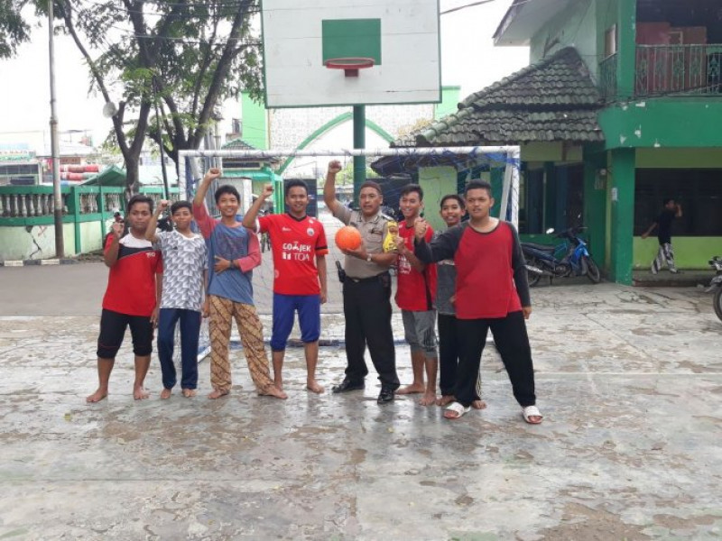 IMG-kegiatan-bhabinkamtibmas-polsek-batu-ceper-hadiri-para-santri-pondok-pesantren-yang-sedang-berolah-raga