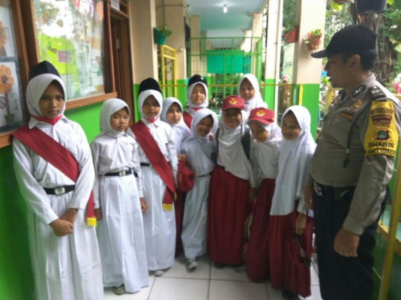 IMG-bhabinkamtibmas-porisgaga-aiptu-exwanto-menyambangi-murid-sdn-porisgaga