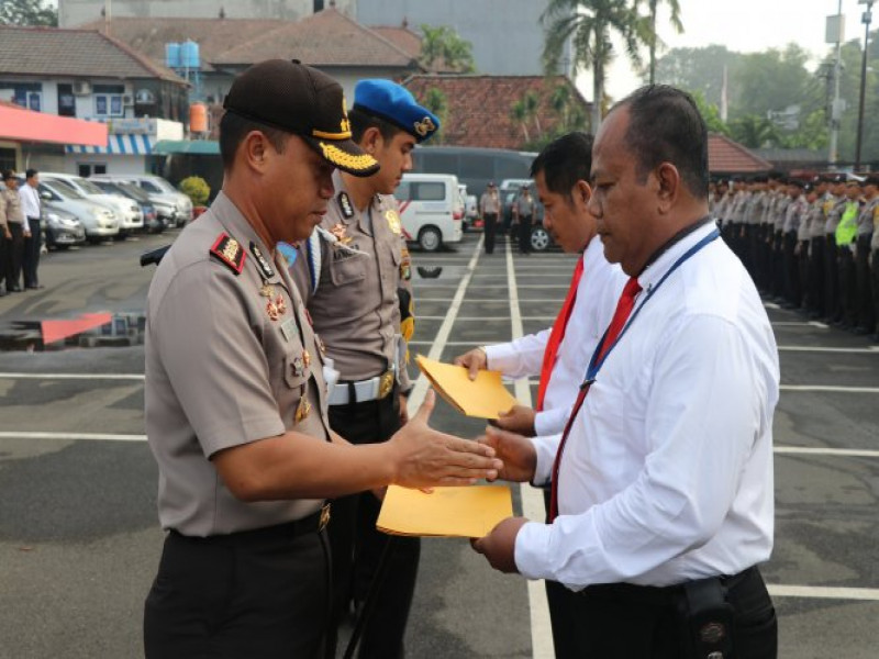 IMG-kapolres-metro-tangerang-kota-kembali-memberikan-penghargan-kepada-anggotanya-yang-berprestasi