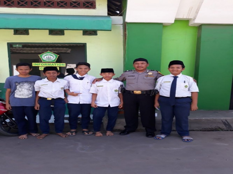IMG-smp-man-baul-ulum-pondok-pesantren-assidiqiyah-telah-di-kunjungi-oleh-aiptu-suharno