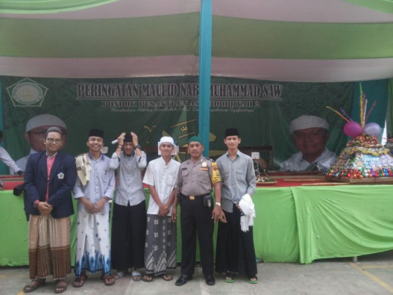 IMG-para-santri-santri-pondok-pesantren-assidiqiyah-telah-di-sambangi-oleh-seorang-polisi-bhabinkamtibmas-polsek-batu-ceper