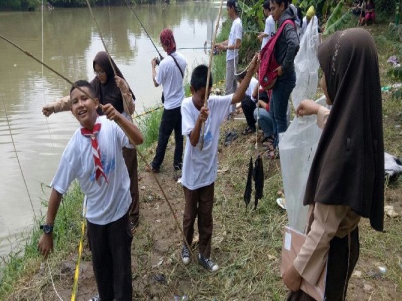 IMG-hari-peduli-sampah-aliansi-air-das-cisadane-di-tangerang-mancing-sampah