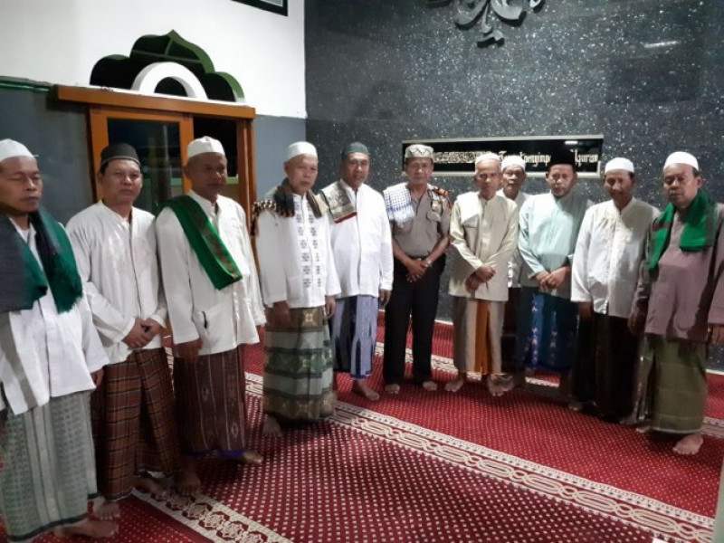IMG-wakapolsek-batu-ceper-dan-bhabinkamtibmas-kelurahan-poris-jaya-laksanakan-sholat-subuh-berjamaah-di-masjid-al-fustho-program-polsantren