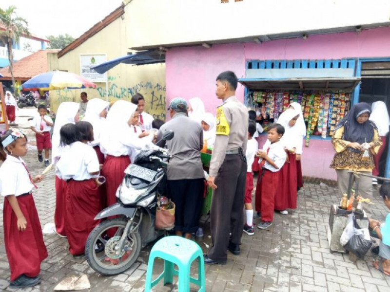 IMG-aiptu-alek-sambangi-sekolah-berikan-motivasi-kepada-pelajar