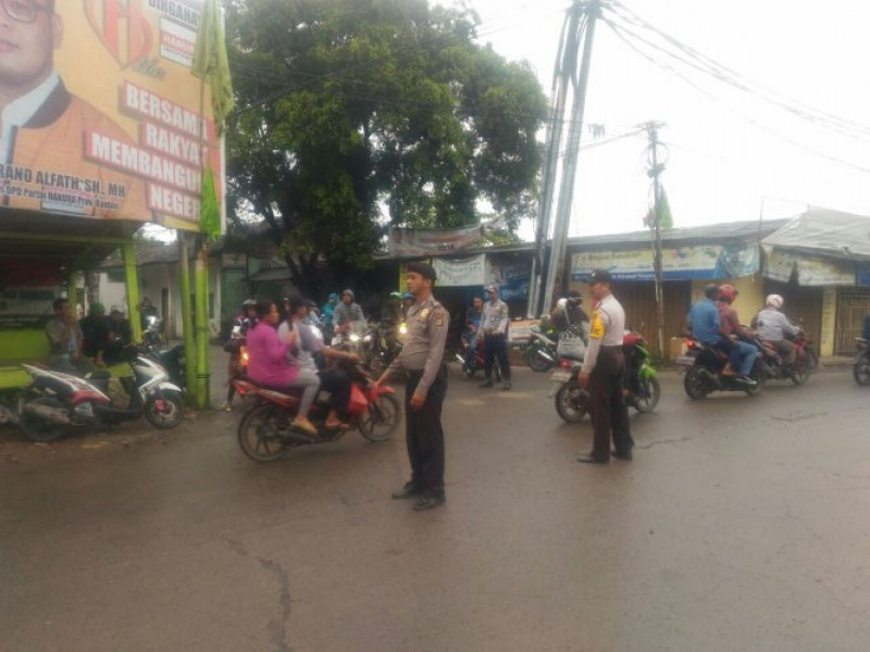 IMG-pelayanan-prima-unit-patroli-polsek-teluknaga-gatur-lalin-dititik-rawan-macet