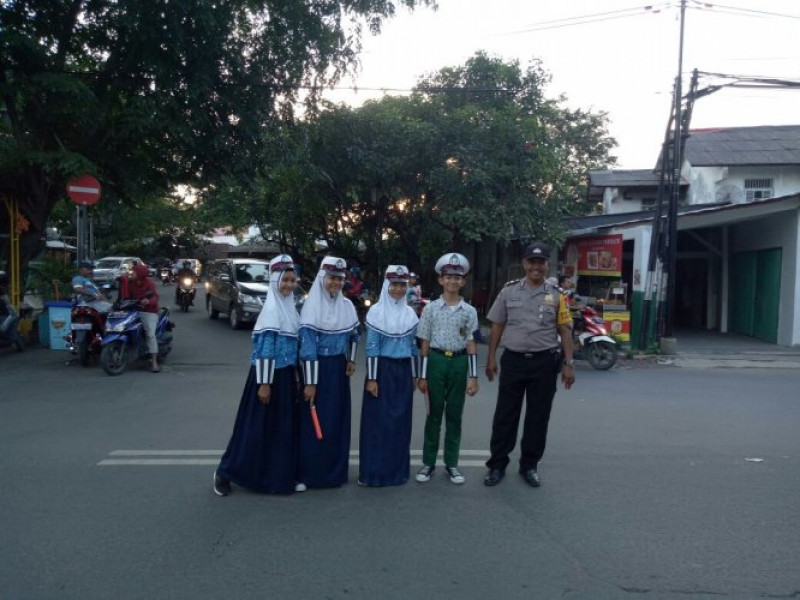 IMG-bhabinkamtibmas-polsek-cipondoh-bersama-polsis-smp-muhammadiyah-atur-arus-lalu-lintas