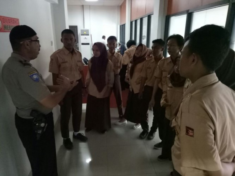 IMG-hati-hati-dengan-medsos-aiptu-yosef-mengajak-pelajar-di-sman-5-tangerang