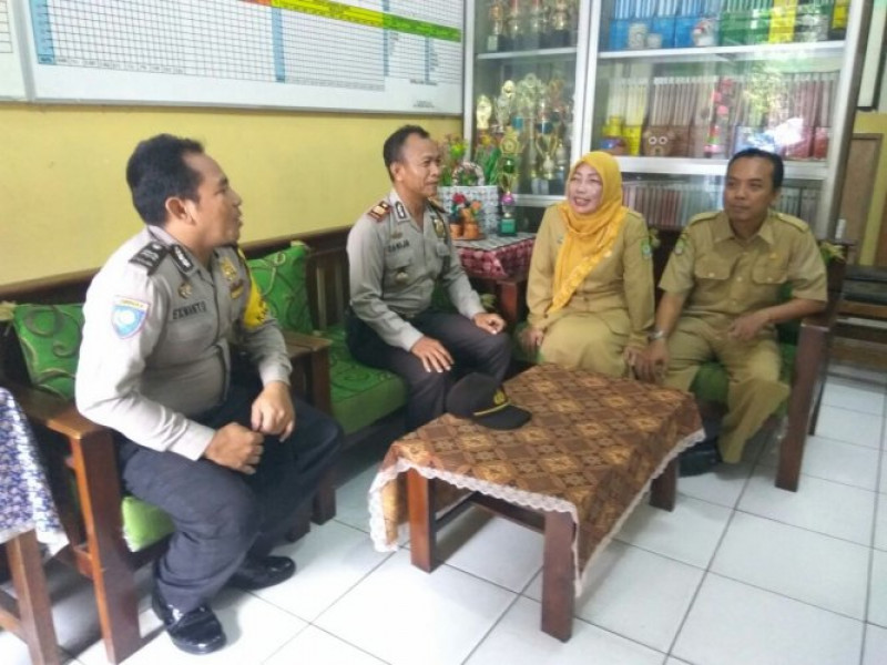 IMG-bhabinkamtibmas-kelurahan-poris-gaga-aiptu-exwanto-sambangi-sekolah-sdn-poris-gaga