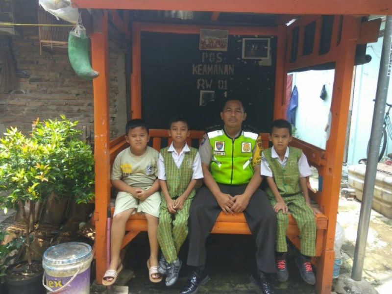 IMG-kegiatan-polkiss-bhabinkamtibmas-kelurahan-poris-gaga-menyambangi-adik-adik-sdn-poris-gaga-yang-sedang-duduk-di-pos-ronda