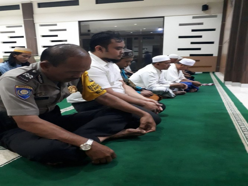 IMG-bhabinkamtibmas-aiptu-sucipto-laksanakan-sholat-jumat-berjamaah-di-masjid-nurul-hidayah