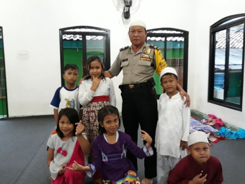 IMG-bhabinkamtibmas-jalani-program-polsantren-berikan-himbauan-kepada-anak-anak-pengajian-di-masjid-nurul-hikmah