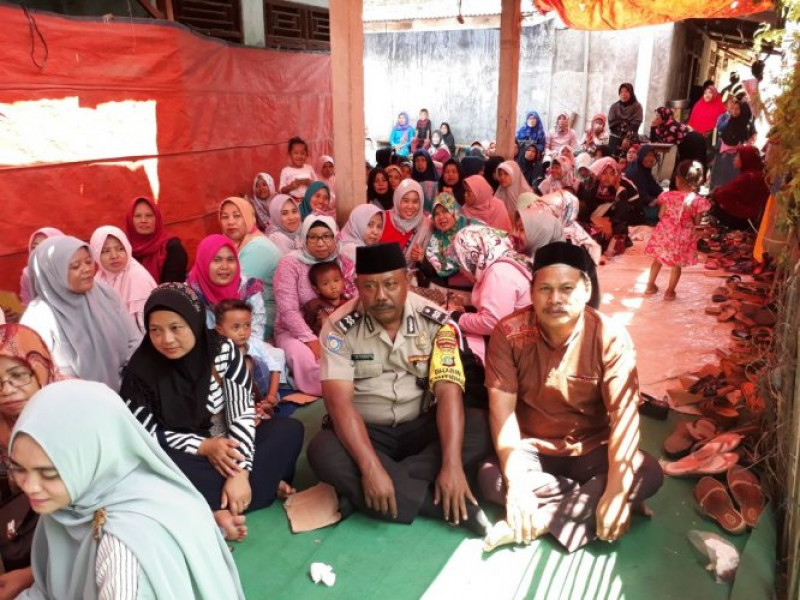 IMG-aiptu-daryono-silaturrahmi-dengan-santri-sampaikan-pesan-hati-hati-menggunakan-medsos