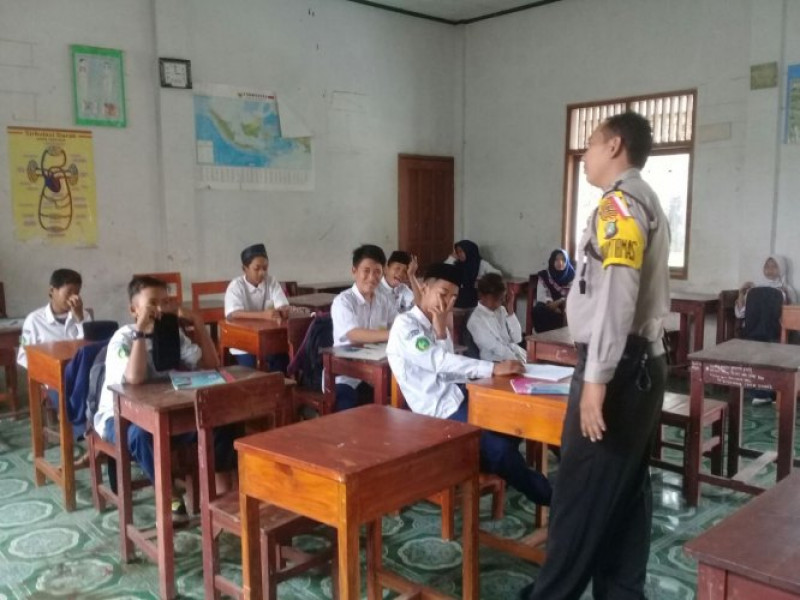 IMG-bhabinkamtibmas-ds-jatimulya-bripka-basir-sambang-smp-al-marzukiyah-beri-himbauan-kepada-pelajar