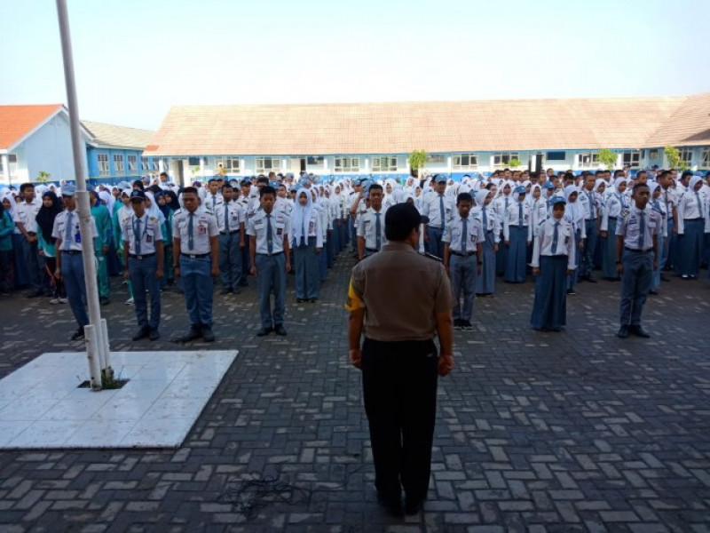 IMG-bhabinkamtibmas-ds-babakan-asem-menjadi-pembina-upacara-di-smk10-tangerang