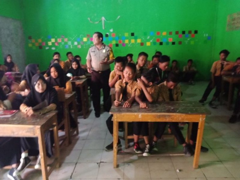 IMG-polkiss-bripka-suhendra-di-smpn-2-sampaikan-pesan-kamtibmas