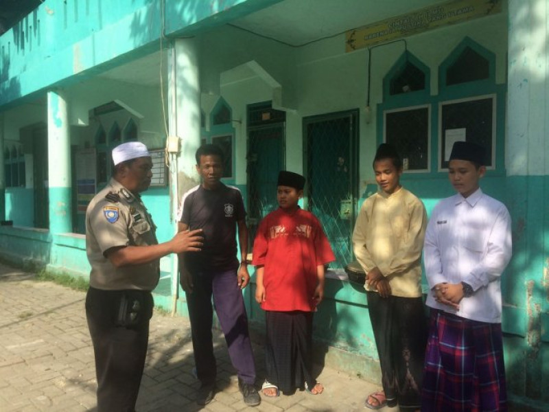 IMG-panit-binmas-polsek-neglasari-bersinergi-harkamtibmas-dengan-masyarakat-pondok-pesantren