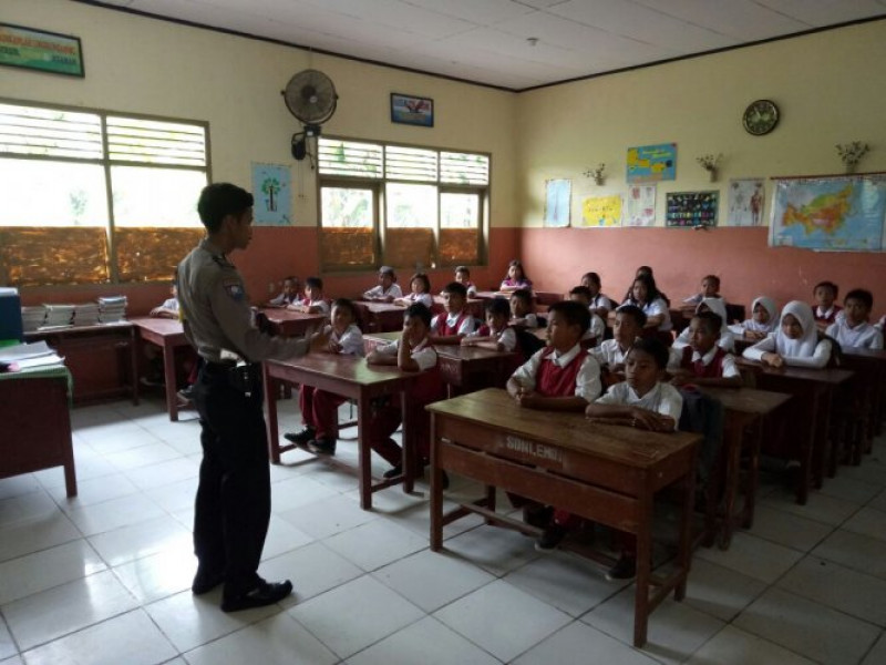 IMG-jalin-keakraban-bhabinkamtibmas-ds-lemo-tatap-muka-dengan-guru-dan-murid-di-sdn-1-lemo