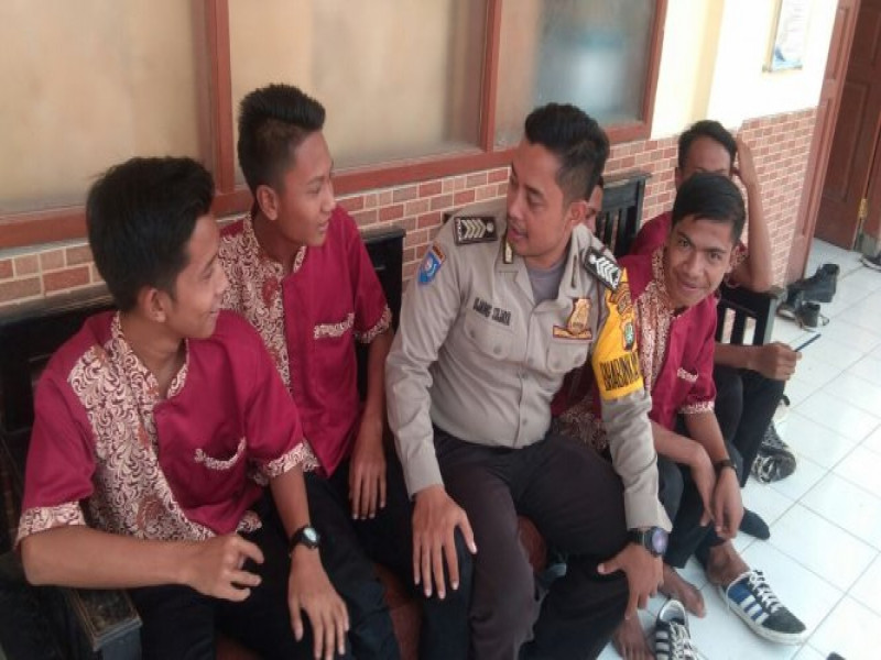 IMG-di-smk-genta-saputra-bripka-ujang-himbau-pelajar-tidak-melakukan-tawuran-setelah-pulang-sekolah