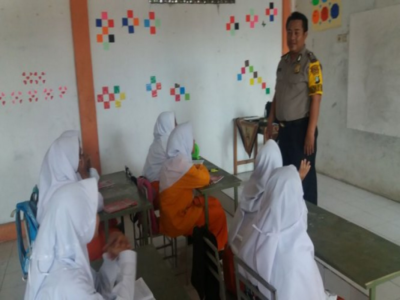 IMG-saat-memberikan-penyuluhan-di-smk-cemerlang-bripka-suhendra-himbau-pelajar-tidak-terlibat-narkoba