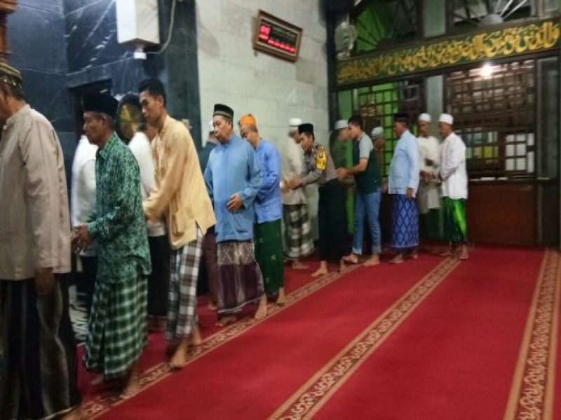 IMG-bhabinkamtibmas-polsek-benda-shalat-jumat-bersama-masyarakat-sebagai-momentum-menjaga-kamtibmas
