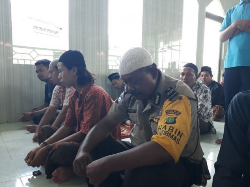 IMG-disela-kesibukan-melaksanakan-tugas-bhabinkamtinmas-kosambi-timur-aiptu-daryono-sholat-jumat-di-masjid-alfalah