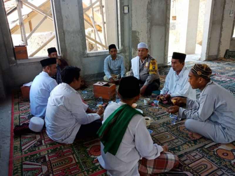 IMG-tatap-muka-dengan-santri-dimajlis-taklim-hidayatul-mukaromah-bripka-suhendra-mengajak-untuk-jaga-kamtibmas