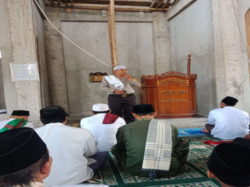 IMG-sebelum-sholat-jumat-dimulai-bhabinkamtibmas-bripka-suhendra-berikan-talim-kepada-jamaah
