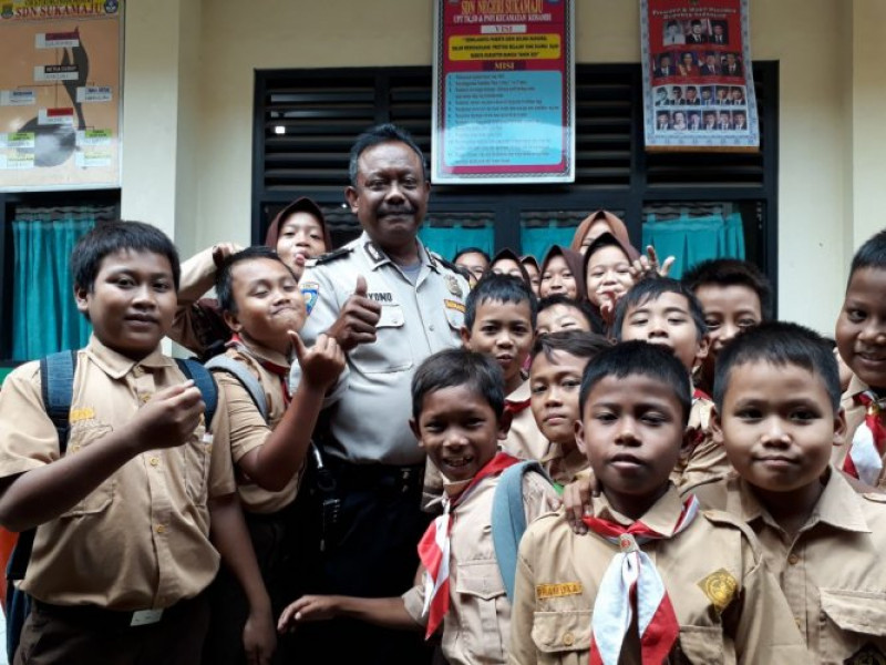 IMG-bhabinkamtibmas-kosambi-timur-himbau-kepada-keamanan-sekolah-agar-berhati-hati-saat-bubaran-sekolah