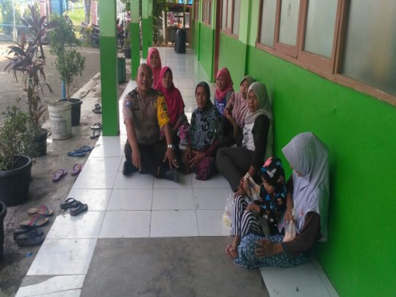 IMG-ramah-dan-penuh-keakraban-itulah-bhabinkamtibmas-kampung-melayu-timur-saat-menemui-orang-tua-wali-murid-di-sdn-7