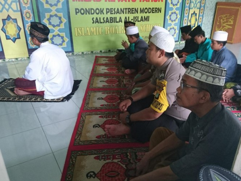 IMG-saat-panggilan-adzan-berkumandang-bhabinkamtibmas-ds-salembaran-jati-brigadir-hasan-sholat-dzuhur-berjamaah