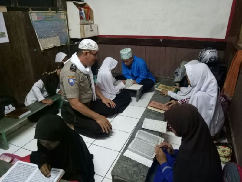 IMG-ajarkan-olehmu-walau-satu-ayat-bhabinkamtibmas-salembaran-jaya-dimajlis-taklim-cinta-sholawat