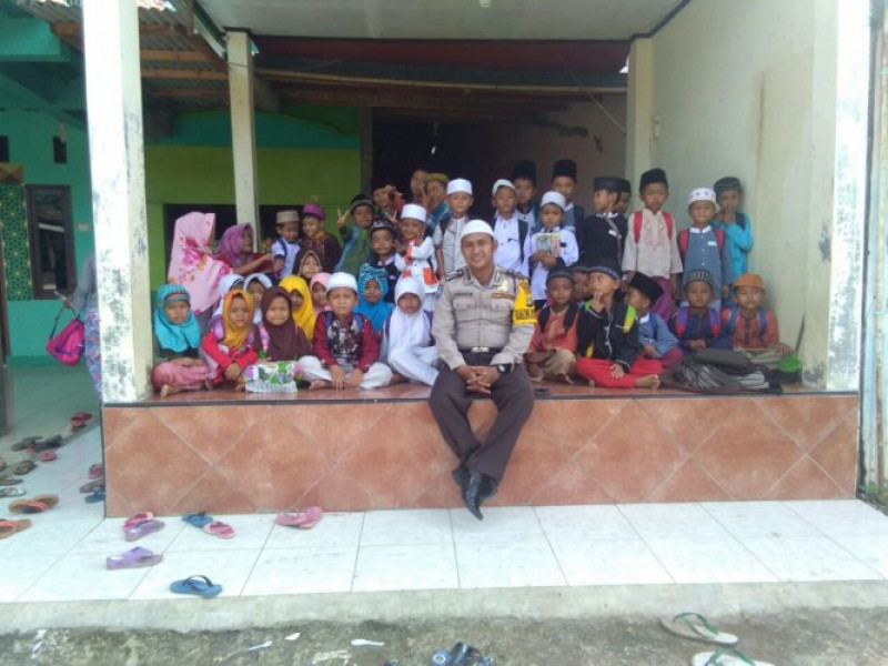 IMG-bhabinkamtibmas-ds-kampung-besar-bripka-sodikin-jalin-silaturrahmi-pererat-keakraban