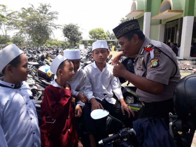 IMG-panit-binmas-polsek-neglasari-datangi-santri-pondok-pesantren