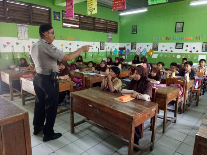 IMG-ajarkan-disiplin-sejak-dini-kepada-anak-yang-diajarkan-bhabinkamtibmas-aiptu-yosef