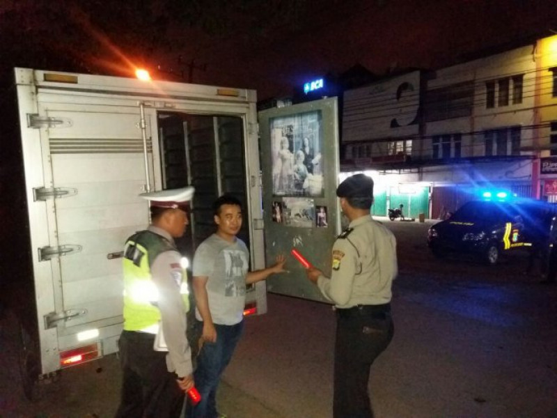 IMG-perketat-periksa-mobil-box-pastikan-tidak-ada-barang-terlarang-jajaran-polsek-benda-tingkatkan-giat-operasi-cipkon