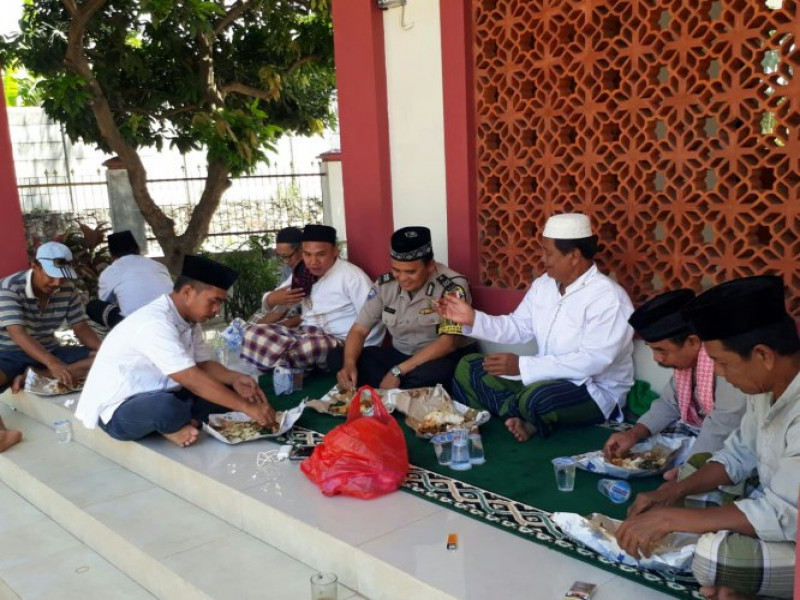IMG-obrolan-santai-bhabinkamtibmas-polsek-benda-bersama-warganya