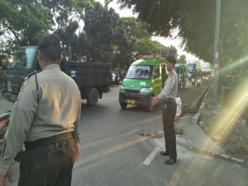 IMG-fungsi-sabhara-dan-fungsi-lantas-lakukan-pengaturan-arus-lalu-lintas-jalan-raya-di-jl-daan-mogot-batu-ceper
